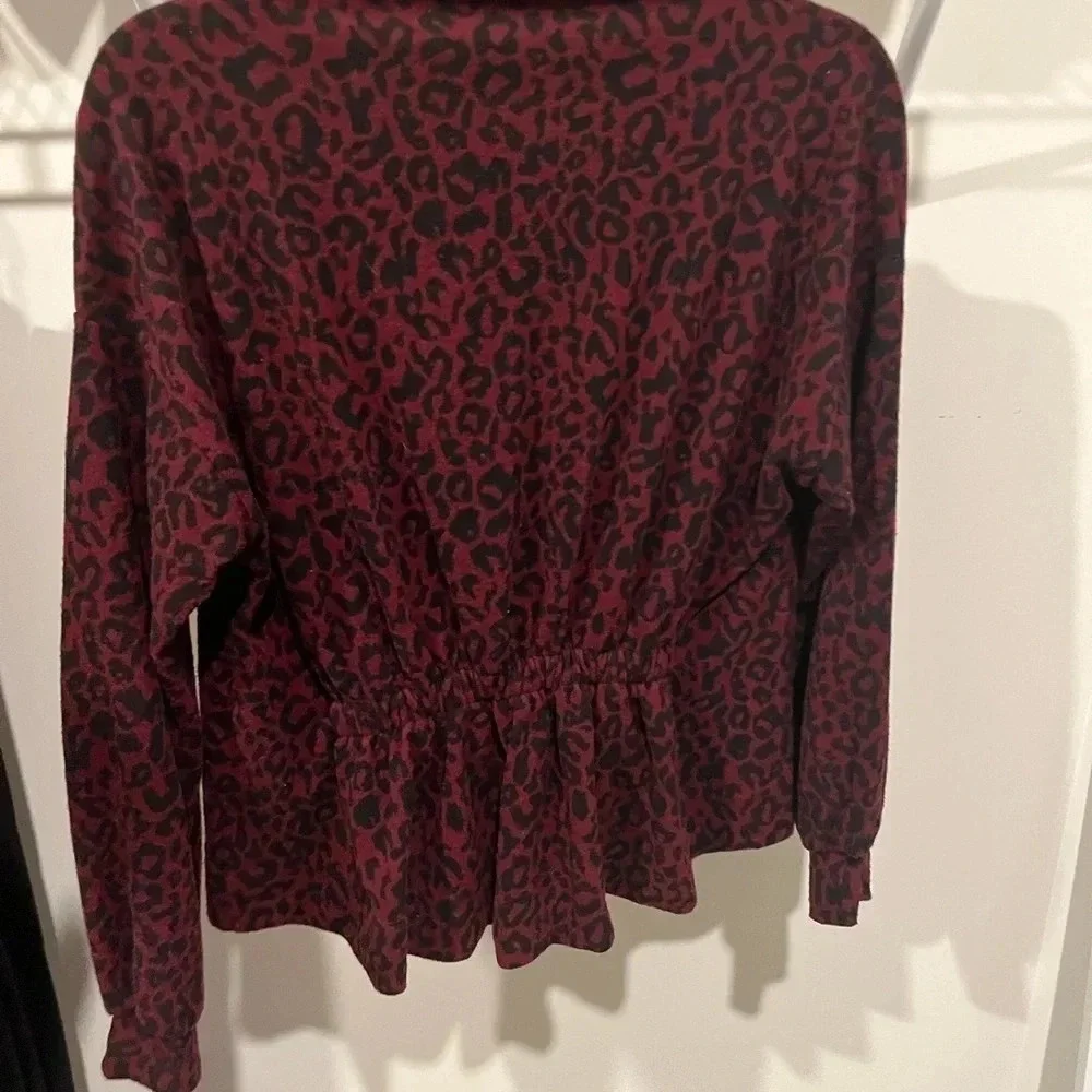 Sweater​ - Picture 3 of 4